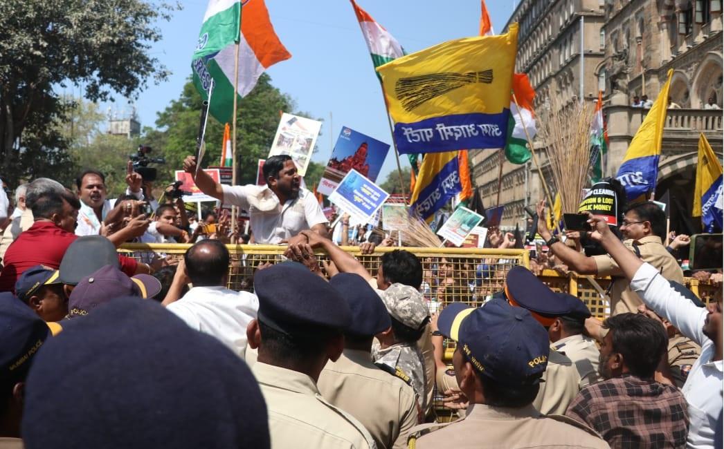 हालांकि, शिवसेना (यूबीटी) नेता विरोध प्रदर्शन में दिखाई नहीं दिए. इस पर बात करते हुए. वर्षा गायकवाड़ ने कहा, `यूबीटी पार्टी के कार्यकर्ता मौजूद थे. यूबीटी नेता आदित्य ठाकरे और सचिन अहीर शहर में नहीं हैं. मैंने उनसे बात की थी, लेकिन शिवसेना (यूबीटी) पार्टी के कार्यकर्ताओं ने मोर्चे में भाग लिया.` 