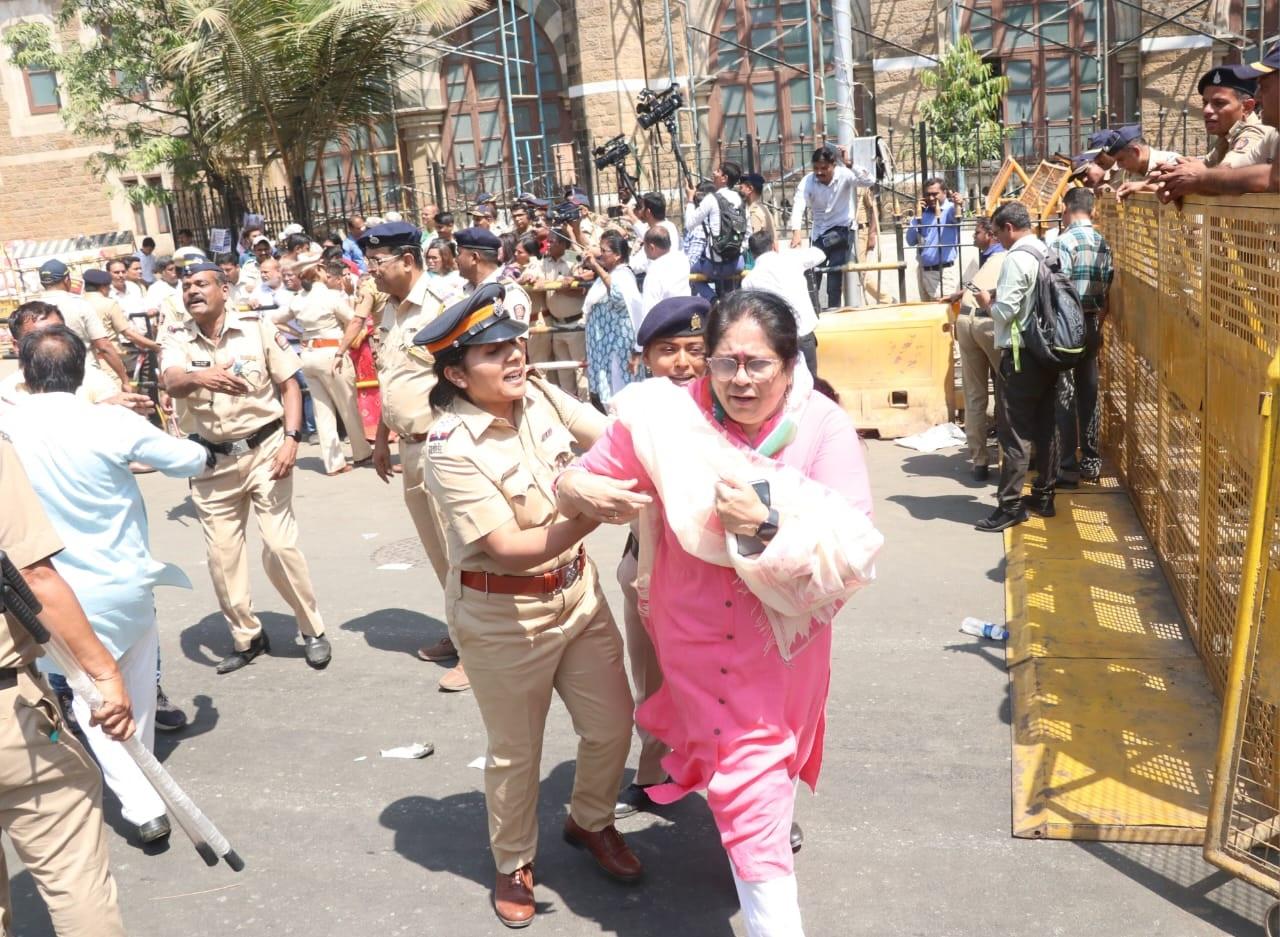 इस बीच, शरद पवार गुट की नेता राखी जाधव ने बीएमसी में एकतरफा निर्णय लेने की आलोचना करते हुए कहा, `परिणामस्वरूप, विपक्षी पार्टी के विधायकों और सांसदों के निर्वाचन क्षेत्रों में रहने वाले नागरिकों के साथ गलत व्यवहार किया जा रहा है.`