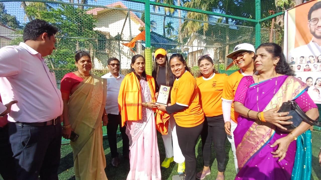 क्रिकेट मैच के दौरान मुख्य अतिथि के तौर पर  युवा सेना कार्यकारी सदस्य धनश्री कोलगे, पालघर लोकसभा संयुक्त संपर्क प्रमुख केतंकाका पाटिल, वसई तालुका संपर्क प्रमुख जगदीश कदम उपजिला प्रमुख शिरीष दादा चव्हाण जिला संगठक किरण चेंदवंकर. उप जिला संगठक भारती गावड़े, उप जिला प्रमुख प्रवीण म्हाप्रलकर, उप तालुक प्रमुख एडवोकेट आनंद घरत मौजूद थे. 