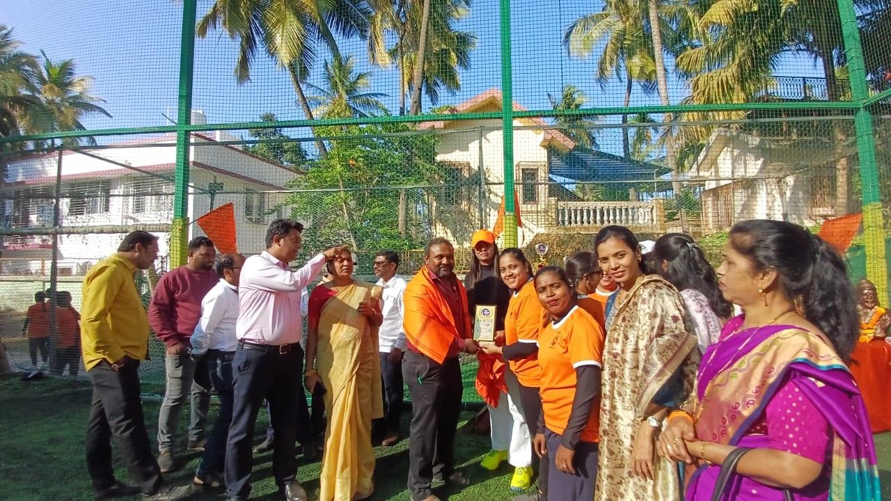 `वसई तालुका गर्ल्स सेना कप 2024` क्रिकेट मैच में 12 टीमों ने भाग लिया था, 120 युवतियों ने क्रिकेट खेला. 