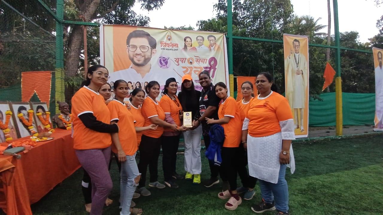 उद्धव ठाकरे गुट की युवा नेता ॲड भक्ती दांडेकर ने बताया कि इस आयोजन के पीछे महिलाओं का उत्साह बढ़ाना है. मैं आपको बताना चाहूंगी कि इस मैच में हिस्सा लेने वाली कुछ महिला ऐसी भी थी जिन्होंने कभी क्रिकेट की बैट तक कभी हाथ में नहीं पकड़ी हैं. ऐसी महिला ने इस मैच के दौरान अच्छा प्रदर्शन कर के दिखाया है.` 
