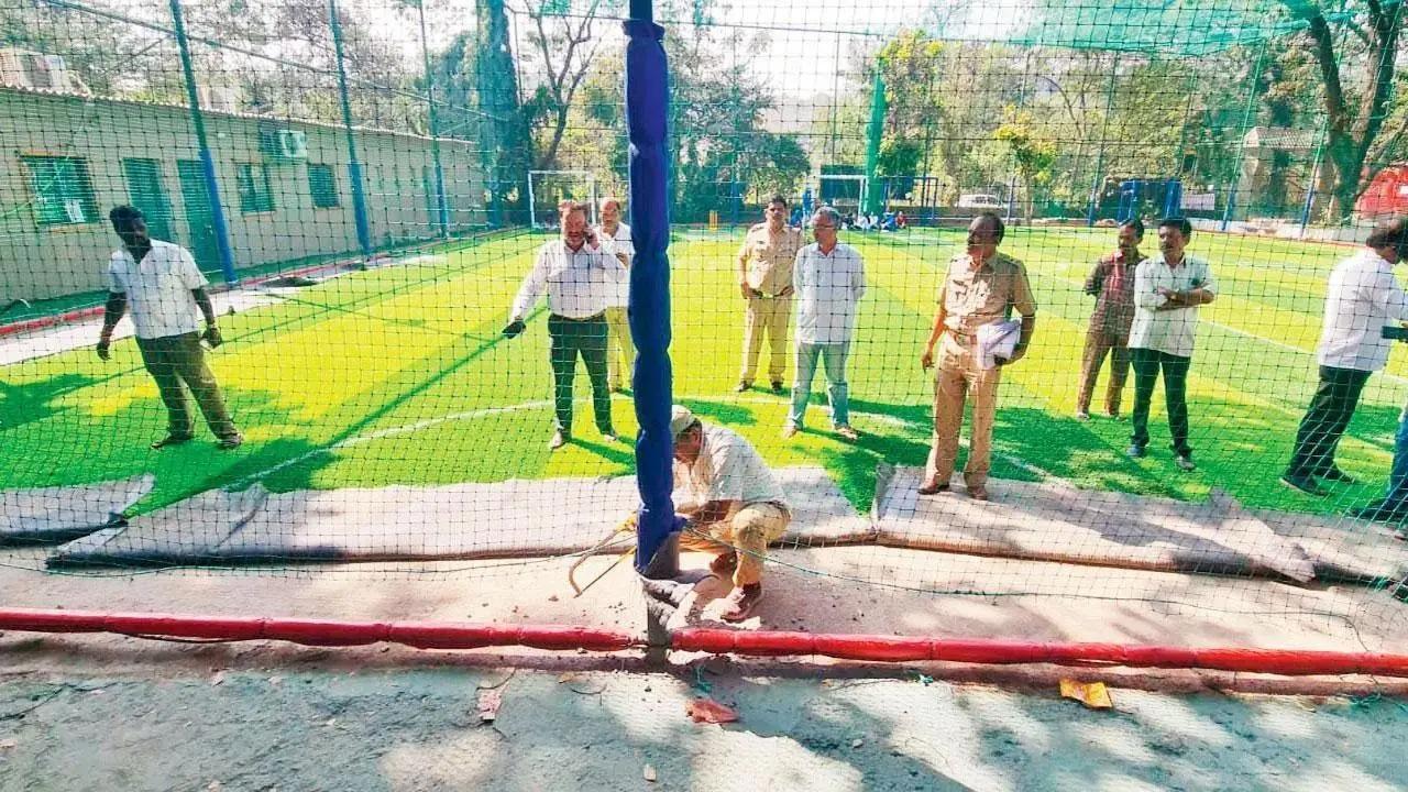 अधिकारी हटाए जा रहे ढांचे की निगरानी कर रहे हैं