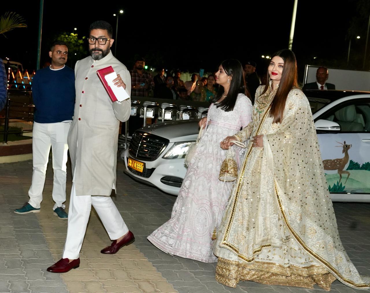 अभिषेक बच्चन, ऐश्वर्या राय बेटी आराध्या के साथ जामनगर में ट्रेडिशनल कपड़ों में नज़र आए.