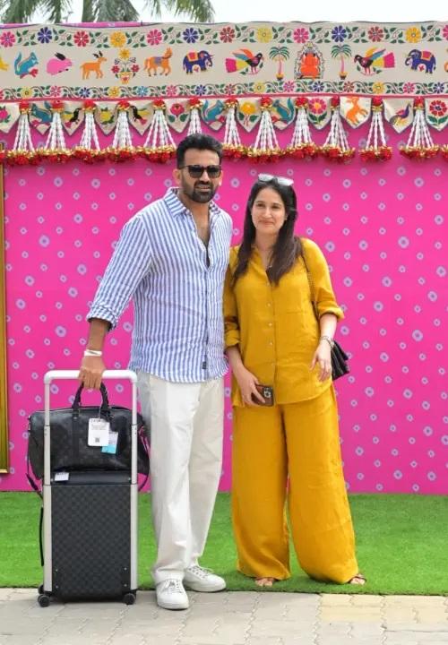 भारत के पूर्व क्रिकेटर जहीर खान को उनकी पत्नी और अभिनेत्री सागरिका घाटगे के साथ अंबानी की शादी से पहले के जश्न के लिए जामनगर में देखा गया.