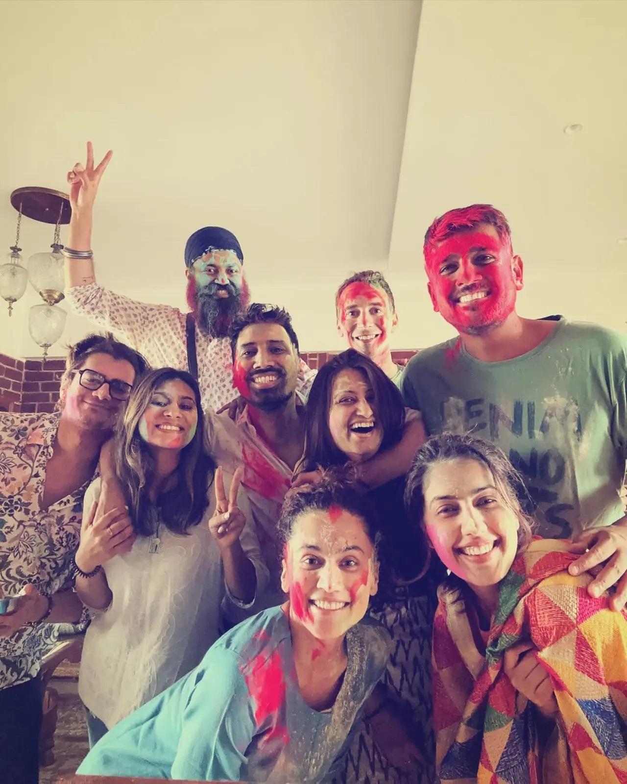 अपनी शादी की खबरें सामने आने के कुछ घंटों बाद तापसी पन्नू और उनके बॉयफ्रेंड मैथियास बो को दोस्तों के साथ होली खेलते देखा गया.
