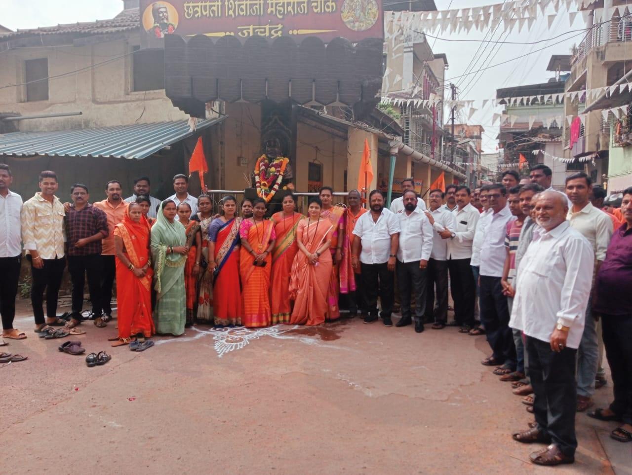 नायगांव पूर्व में हुए इस कार्यक्रम में मुख्य अतिथि के तौर पर उद्धव ठाकरे गुट से जनार्दन म्हात्रे (उपजिल्हा प्रमुख), दिलीप चेंदवणकर (उप जिल्हा प्रमुख), हरिहर पाटील (तालुका प्रमुख, ग्रामीण), अशोक बंडे (अध्यक्ष आर.पी.आय.), काकासाहेब मोटे (उप तालुका प्रमुख), अजित वैती (बोईसर विधानसभा समन्वयक), विस्वास किणी (विभाग प्रमुख), विल्सन फरगोस (अध्यक्ष,बहुजन विकास आघाडी), नंदू पाटील, जितू पाटील (विभाग प्रमुख), शरद म्हात्रे, द्वारकानाथ म्हात्रे, हरीकिसन म्हात्रे, युवा सेना पदाधिकारी अतुल मोटे, शरद गांवकर (उप तालुका प्रमुख), और सेना पदाधिकारी आकाश गायकवाड जैसे शिवसैनिकों (UTB) ने अपनी उपस्थिति दर्ज कराई. 