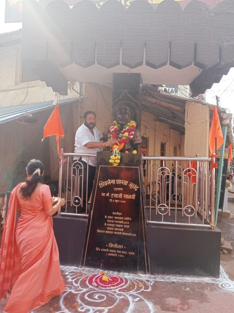 `शिवाजी महाराज जयंती` के अवसर पर उनकी प्रतिमा पर हार चढ़ाए गए. 