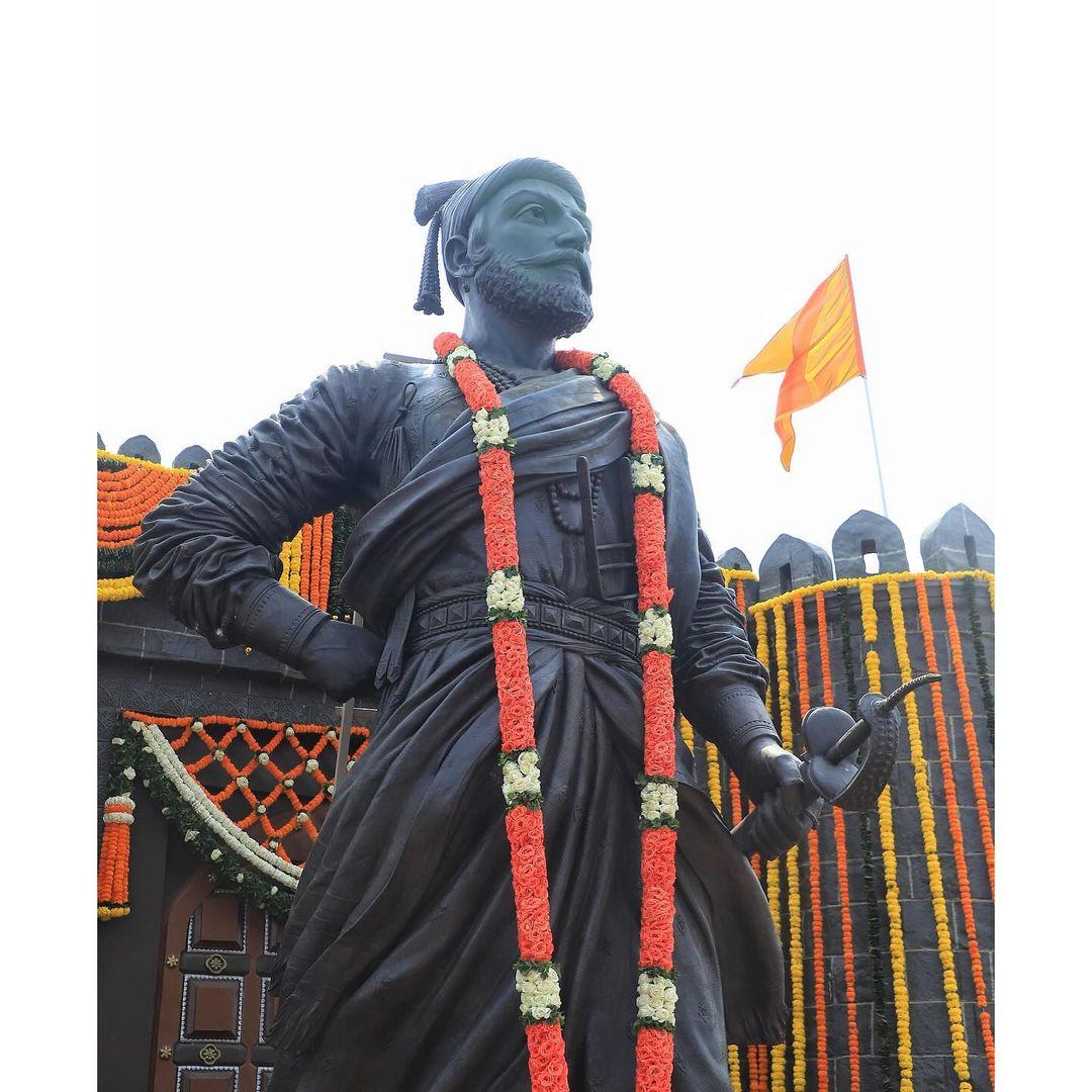 शिवसेना (UBT) पार्टी के सोशल मीडिया अकाउंट पर छत्रपति शिवाजी महाराज की जयंती के अवसर के शुभकामनाएं देते हुए मराठी में लिखा, `हिंदवी स्वराज्य संस्थापक, रयतेचे राजे, छत्रपती शिवाजी महाराज ह्यांना जयंतीदिनी त्रिवार मानाचा मुजरा! तमाम शिवभक्तांना शिवजयंतीच्या मनःपूर्वक शुभेच्छा!`