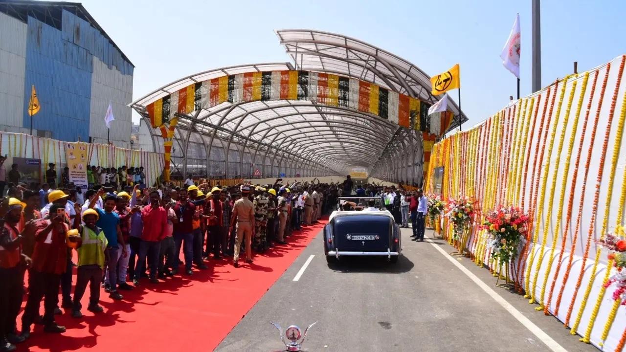 सीएम शिंदे के अनुसार, सड़क के किनारे कई एकड़ में फैला एक विश्व स्तरीय सेंट्रल पार्क बनेगा, जिसका नाम `धर्मवीर संभाजी महाराज कोस्टल रोड` होगा.
