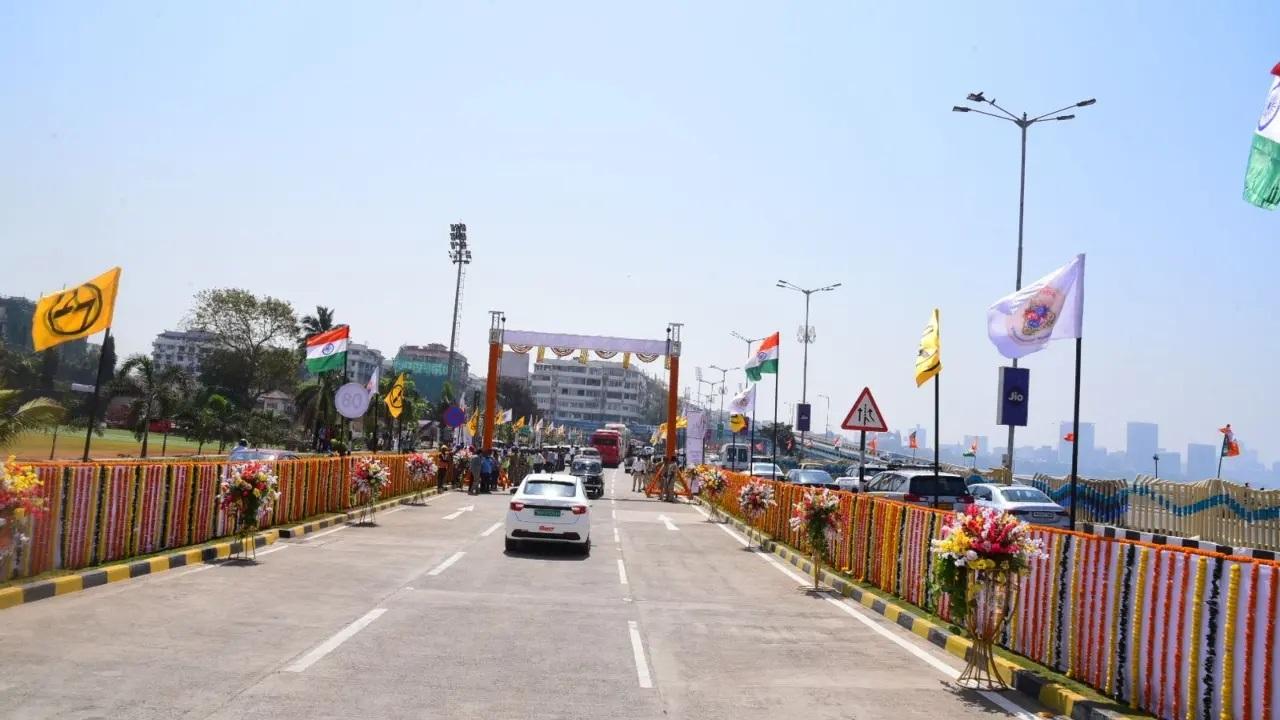 मुख्यमंत्री ने कहा कि दहिसर तक बनाई जा रही 53 किलोमीटर लंबी तटीय सड़क प्रदूषण कम करने के अलावा लोगों को ईंधन और समय बचाने में मदद करेगी.