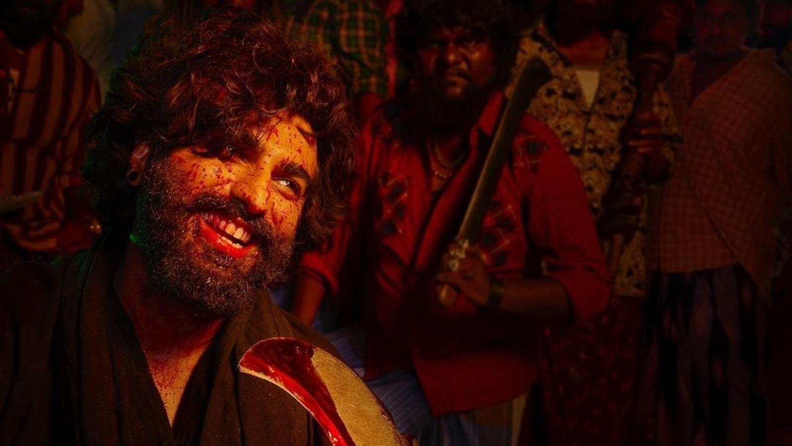 अर्जुन कपूर (सिंघम अगेन)
अर्जुन कपूर रोहित शेट्टी की आने वाली फिल्म `सिंघम अगेन` में एक क्रूर खलनायक का किरदार निभाने की तैयारी कर रहे हैं. शेट्टी के प्रतिष्ठित पुलिस जगत पर आधारित इस फिल्म में अजय देवगन बाजीराव सिंघम के रूप में वापसी कर रहे हैं और इसमें करीना कपूर, दीपिका पादुकोण, अक्षय कुमार, रणवीर सिंह और टाइगर श्रॉफ जैसे कलाकार शामिल हैं. अर्जुन के कैरेक्टर पोस्टर ने दर्शकों को उत्सुक कर दिया है, जिससे उनके किरदार की गहराई और जटिलता के बारे में जानकारी मिली है.