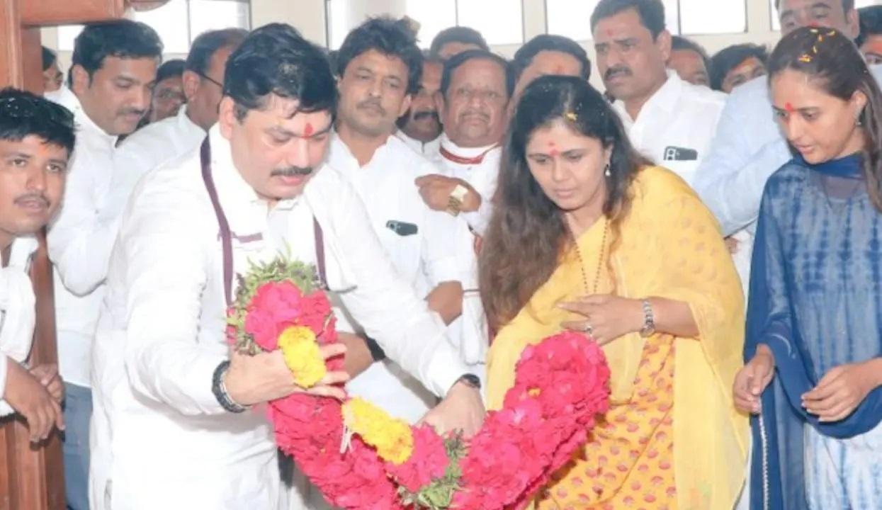 पंकजा मुंडे और धनंजय मुंडे गोपीनाथ गढ़ में एक साथ. तस्वीर/एक्स