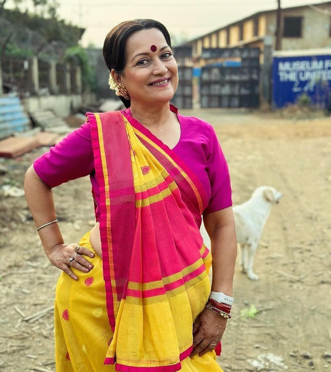 हिमानी शिवपुरी
डीएवी कॉलेज देहरादून में ऑर्गेनिक केमिस्ट्री में स्नातकोत्तर डिग्री के लिए अध्ययन करते समय, हिमानी शिवपुरी को थिएटर से प्यार हो गया और उन्होंने नेशनल स्कूल ऑफ ड्रामा में शामिल होने का क्रांतिकारी निर्णय लिया. यहां उन्होंने स्टेजक्राफ्ट और प्रोडक्शन, लाइटिंग और अभिनय की बारीकियां सीखीं और बीवी कारंत, एम.के. रैना, सुरेखा सीकरी और उत्तरा बाओकर जैसे प्रतिष्ठित नामों के साथ काम किया. एनएसडी रिपर्टरी के साथ अपने दिनों के दौरान ग्रामीण दर्शकों के सामने `ओथेलो` में डेसडेमोना के रूप में प्रदर्शन करने से लेकर कृष्णा सोबती की `मित्रो मरजानी` में मुख्य भूमिका निभाने के बाद, वह एक प्रतिभा के रूप में उभरीं. `हम आपके हैं कौन` और `डीडीएलजे` जैसी कुछ सबसे बड़ी ब्लॉकबस्टर फिल्मों में यादगार प्रदर्शन के बावजूद, वह थिएटर के संपर्क में बनी हुई हैं और अभी भी ज़ी थिएटर के टेलीप्ले जैसे `हमीदाबाई की कोठी` और `रिश्तों का लाइव टेलीकास्ट` में काम करने के लिए समय निकालती हैं.`