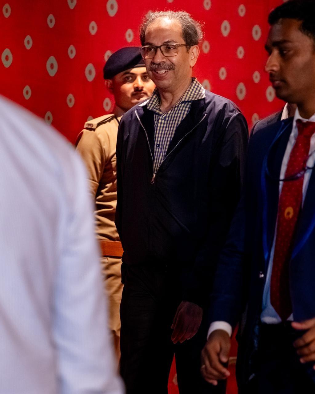 अनंत अंबानी के प्री वेडिंग बैश के लिए बॉलीवुड सितारों के साथ ही महाराष्ट्र राजनीति का सबसे बड़ा नाम उद्धव ठाकरे भी दिखाई दिए.