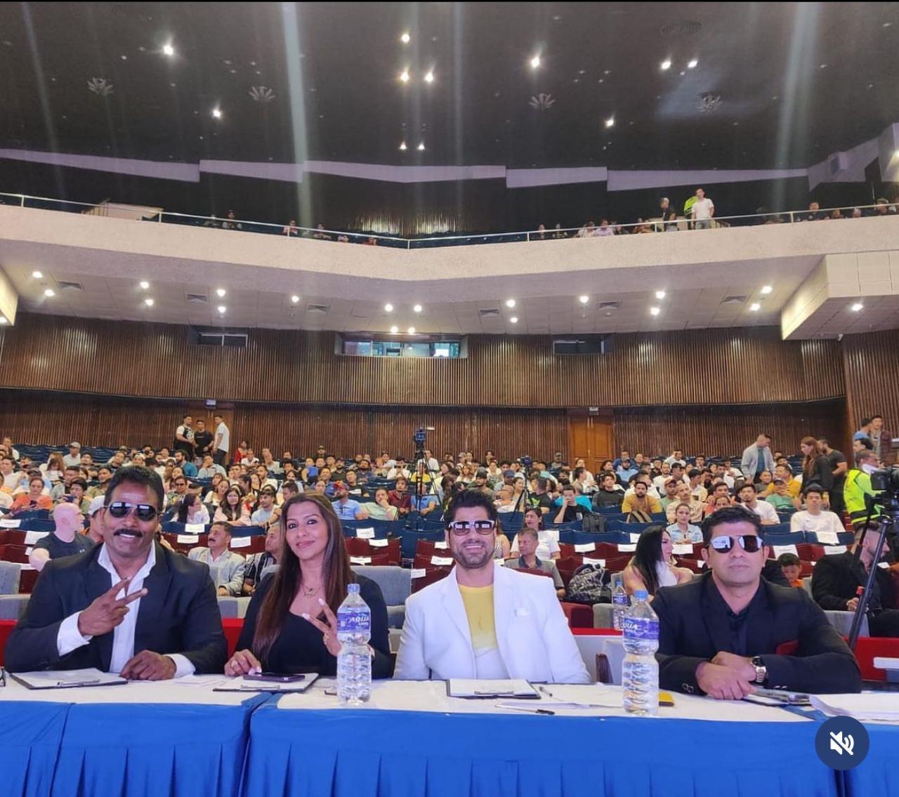 बॉडी बिल्डिंग में अपना नाम बनाने का सफर इतना आसान नहीं होता है. जानवी बताती हैं कि जब उन्होंने 10वीं की परीक्षा पास की तो इसके बाद उनके घर में आर्थिक रूप से कई परेशानियां आईं. जानवी की मां हाउस वाइफ थीं. उनके पिता की तबियत नहीं ठीक रहती थी. ऐसे में अपने छोटे भाई के साथ वह भी कंधे से कंधा मिलाकर काम करने की कोशिश करती थीं. अपने सेल्स के काम के दौरान उन्हें कई तरह की परेशानियों का सामना करना पडा था. इस परेशानियों से गुजरते हुए आज जिस स्टेज पर वो परफॉर्म करने उतरती थीं, उसी स्टेज के लिए जज बनने का सफर तय कर चुकी हैं. जानवी इस फील्ड में रहने के साथ ही अपने बेटे और परिवार की जिम्मेदारी भी बखूबी निभा रही हैं.
