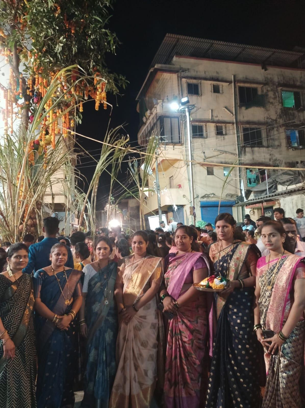 होली उत्सव में वरिष्ठ नागरिकों, महिलाओं के साथ युवाओं ने भी हर्षोल्लास के साथ भाग लेते हैं.