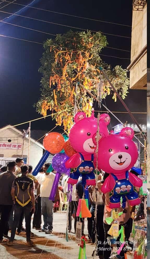 दिलचस्प बात यह है कि इतनी आबादी के बावजूद सालों से जुचंद्र गांव ने `एक गांव, एक होली` की परंपरा को बरकरार रखा है. 