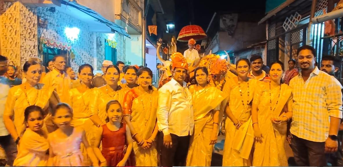 जुचंद्र नायगांव के पूर्व में स्थित लगभग 40,000 से ज्यादा लोगों की आबादी वाला एक गांव है. यह गांव रंगोली के साथ-साथ कलाकारों के गांव के नाम से भी मशहूर है. यहां पर नाटककार, गायक, कवि, लेखक, विभिन्न राजनीतिक क्षेत्रों के मंडली, सामाजिक कार्यकर्ता उभरे हैं. 