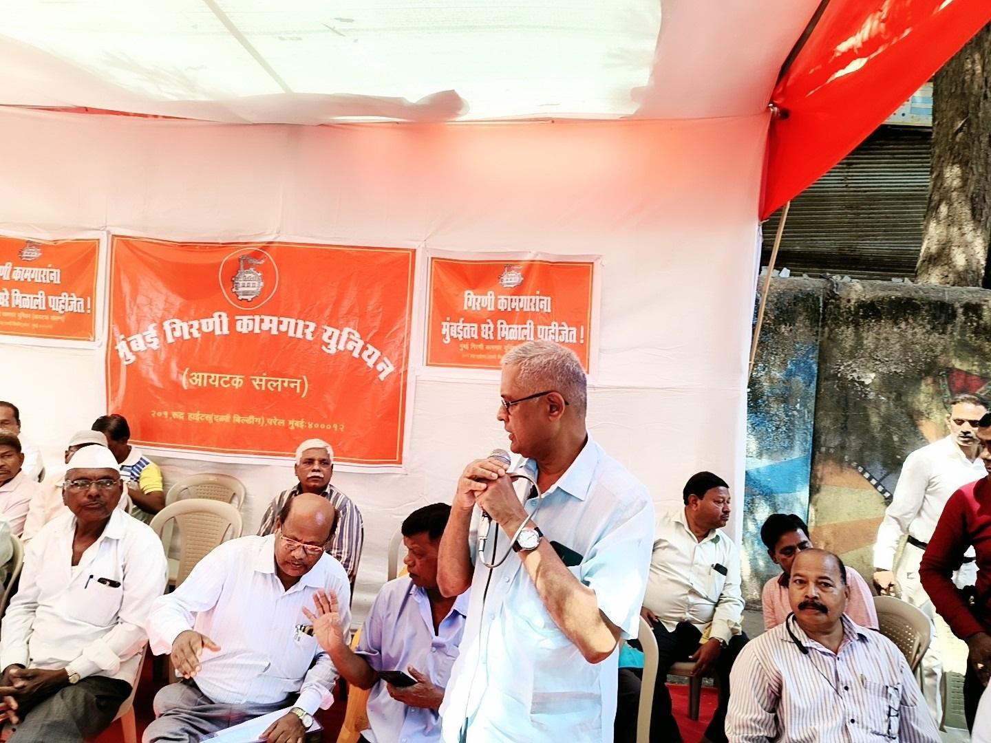 सरकार उन श्रमिकों को मुफ्त आवास उपलब्ध करा रही है जिन्होंने 1982 की मिल हड़ताल के बाद अपनी नौकरी खो दी थी. इस पर बात करते हुए `मुंबई गिरनी कामगार यूनियन` के सेक्रेटरी एकनाथ माने ने कहा, `साल 1982 से पहले भी कई मिल मजदूर काम करते थे लेकिन उनके लिए सरकार घर देने से मना कर रही है.` 
