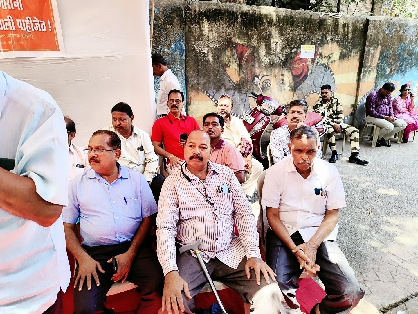माने ने आगे कहा, `साल 1982 में काम किए कामगारों ने भी बहुत की सहा हैं. उस दौरान हत्या और गुंडागर्दी बहुत ज्यादा बढ़ गई थी. इस डर के कारण कई मिल मजदूरों ने काम पर आना बंद कर दिया था. क्या ऐसे कामगारों को आप अपात्र ठगराएंगे?`