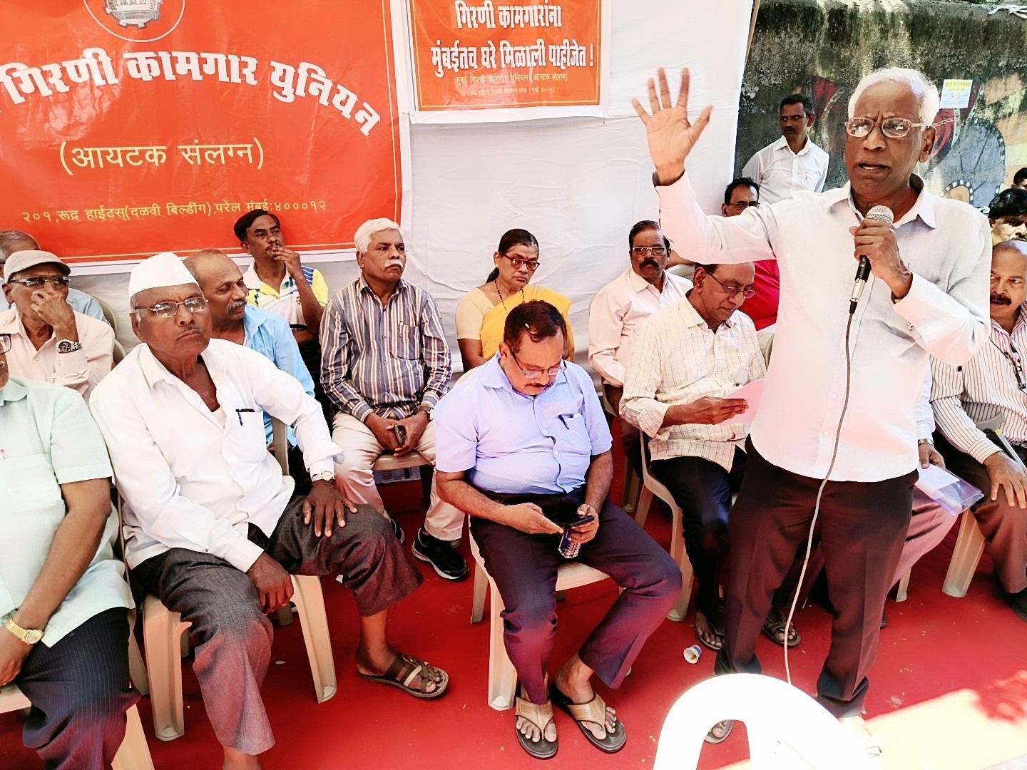 माने ने आगे बताया कि जब देवेंद्र फडणवीस महाराष्ट्र के मुख्यमंत्री थे तब भी हमने उनके बैठक की थी. उस दौरान उन्होंने हमें कई आश्वाशन दिए लेकिन वह पूरे नहीं हुए. इसके बाद उनकी सरकार गई फिर उद्धव ठाकरे की सरकार आई वह भी चली गई. अब एकनाथ शिंदे की सरकार है वह भी मिल मिल मजदूरों की मांग पूरी करती दिखाई नहीं दे रही हैं.` 