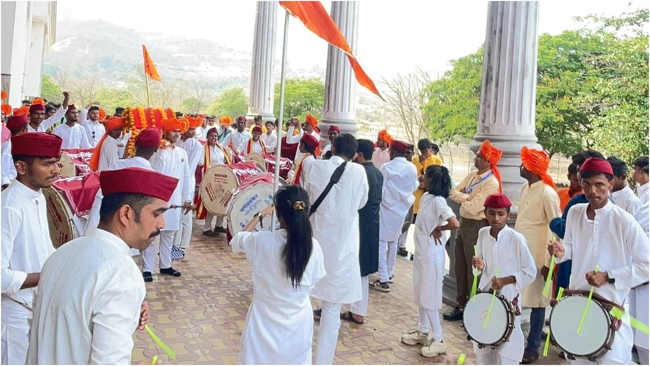 नेरल के दिलकप रिसर्च इंस्टीट्यूट ऑफ इंजीनियरिंग एंड मैनेजमेंट कॉलेज के कैंपस में शिवाजी महाराज की जयंती पर ढोल वादन कर निकाली गई रैली.