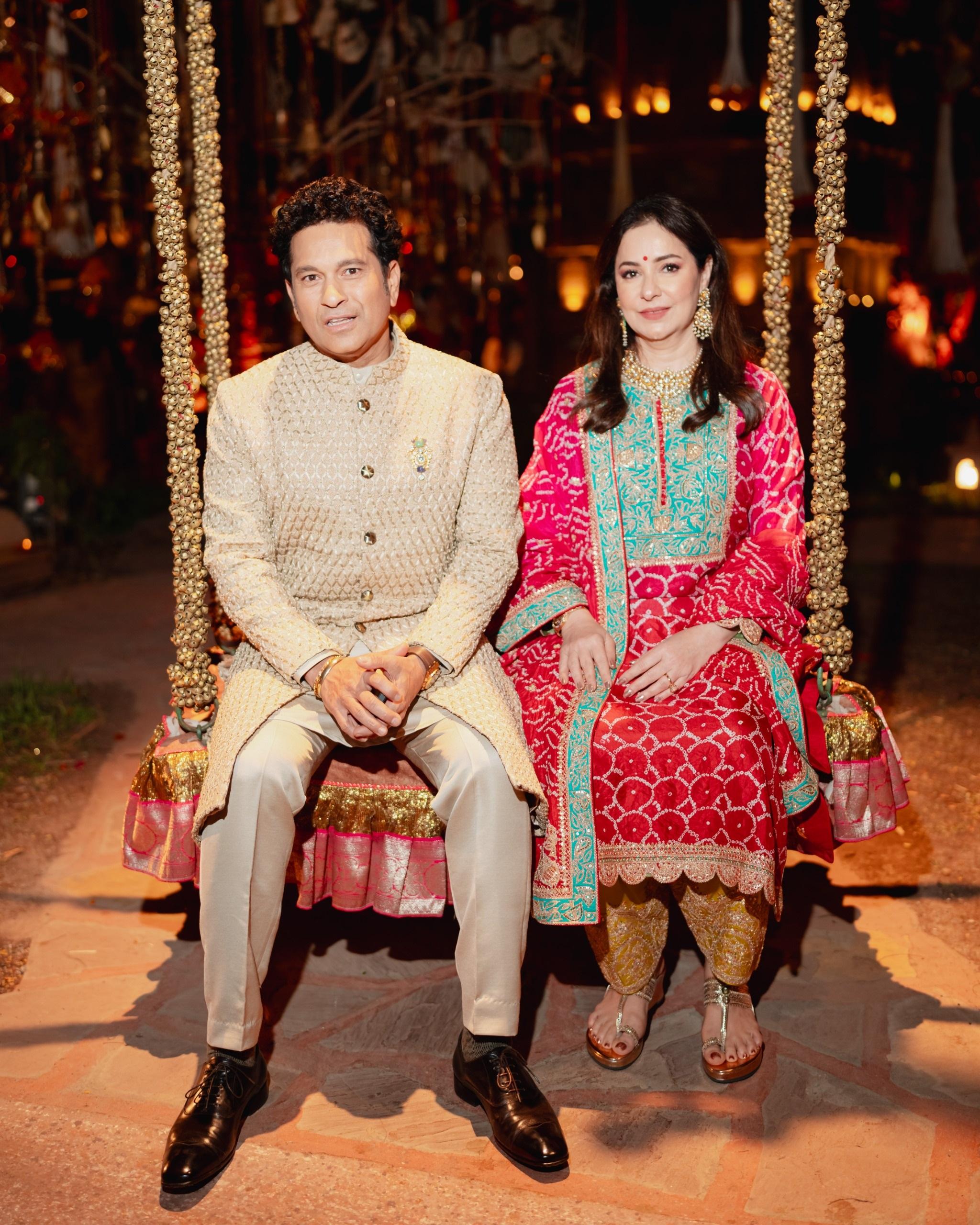 इंडियन क्रिकेटर सचिन तेंदुलकर भी अपनी पत्नी के साथ ट्रेडिशनल लुक में नज़र आए.