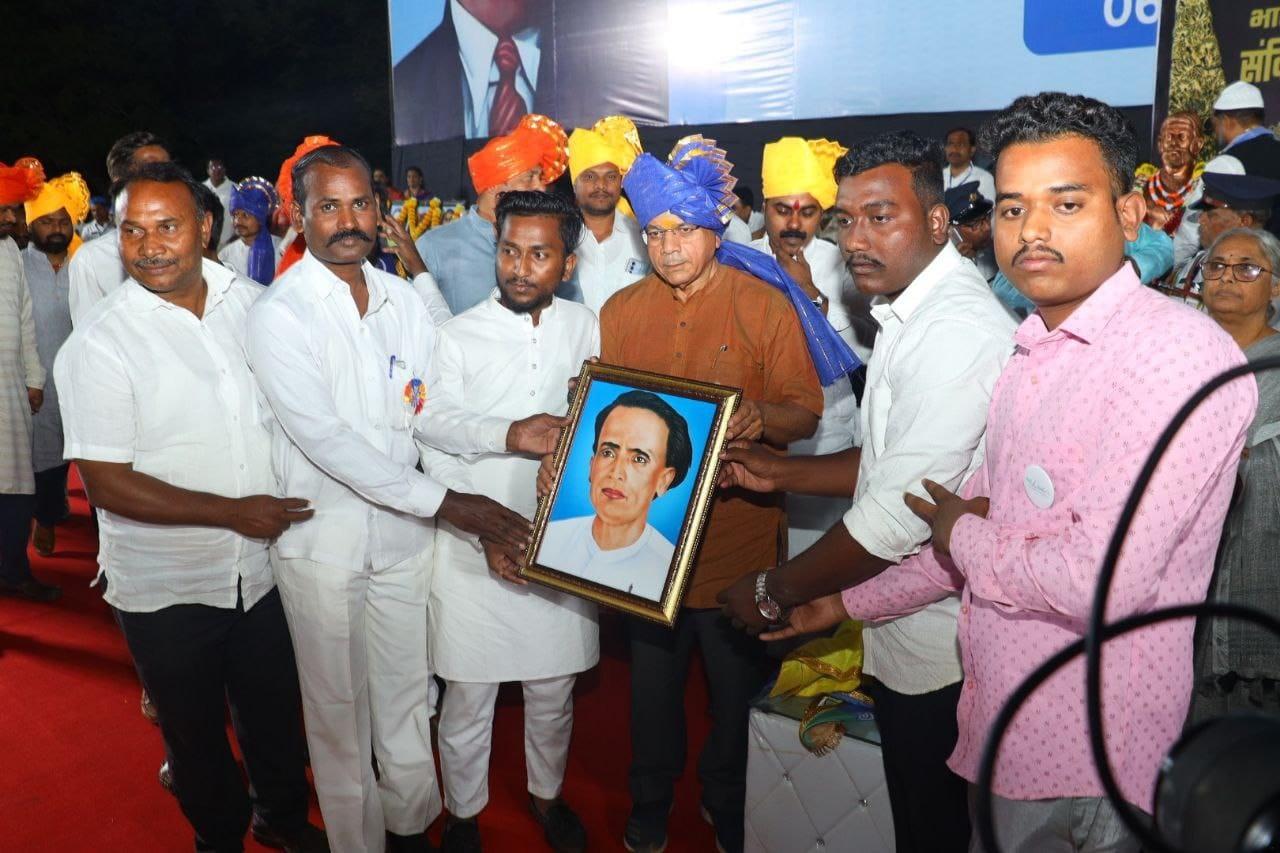इस अवसर पर किसानों की ओर से जगदीश घरात, नासिर रशीद शेख, पवन निखाड़े, राहुल चव्हाण, अविनाश अडागले, अमन मंगवाना, दिनेश साल्वे, जीतेंद्र कबाले, विनय मोरे, अबू बखर नखवा, अरबाज शेख, गणपत शेलार, सुशील मोरे और किरण ठाकरे लेबर पार्टी ने वंचित में प्रवेश किया.