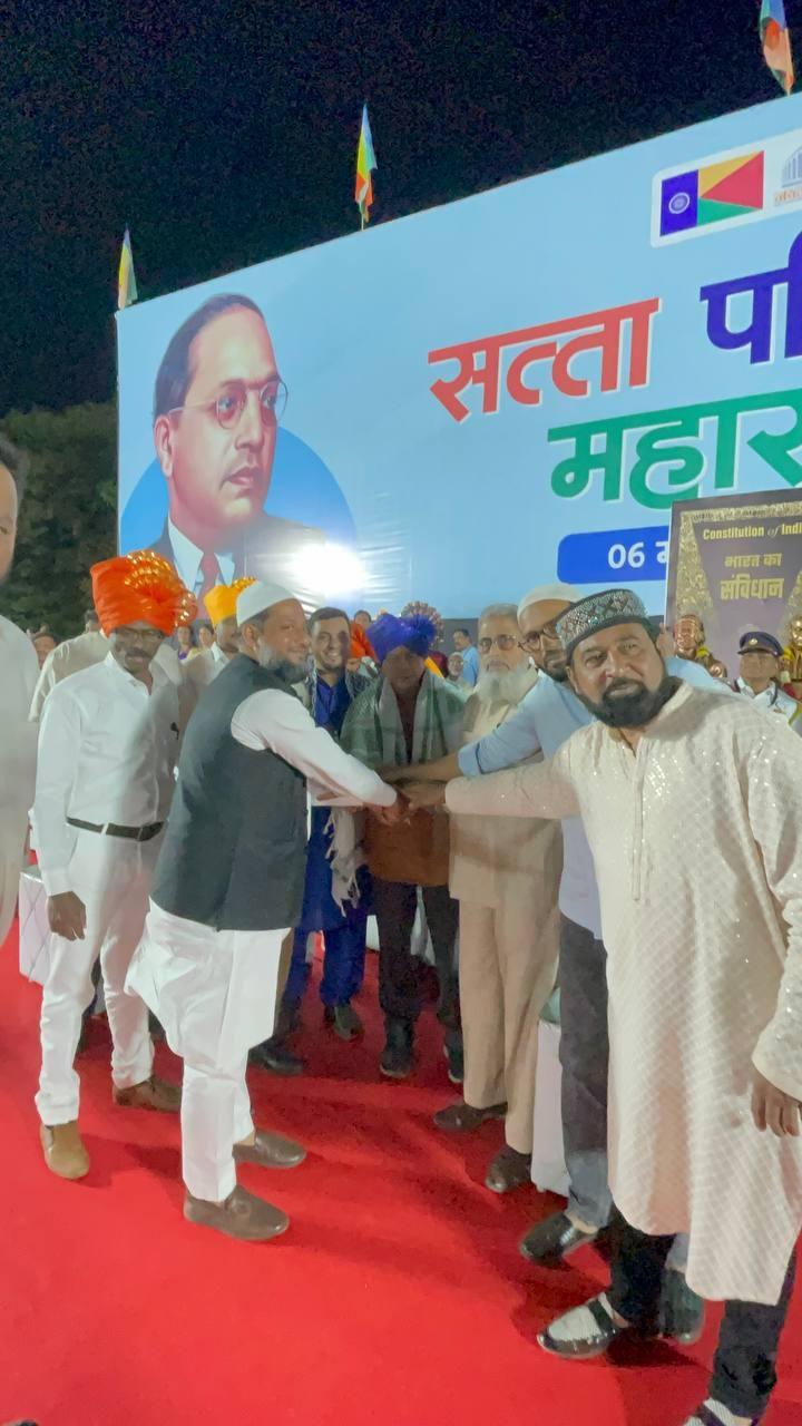 इसके अलावा वंचित में मुस्लिम समुदाय के नेता मोहम्मद फैसल शेख, शेख शहाबुद्दीन सिद्दीकी, नासिर खान, खालिद भाई भी पार्टी में शामिल हुए. 