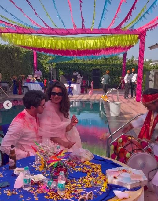 होली पार्टी के दौरान प्रियंका पति निक के साथ ढोल की बीट्स का मज़ा लेती दिखाई दीं.