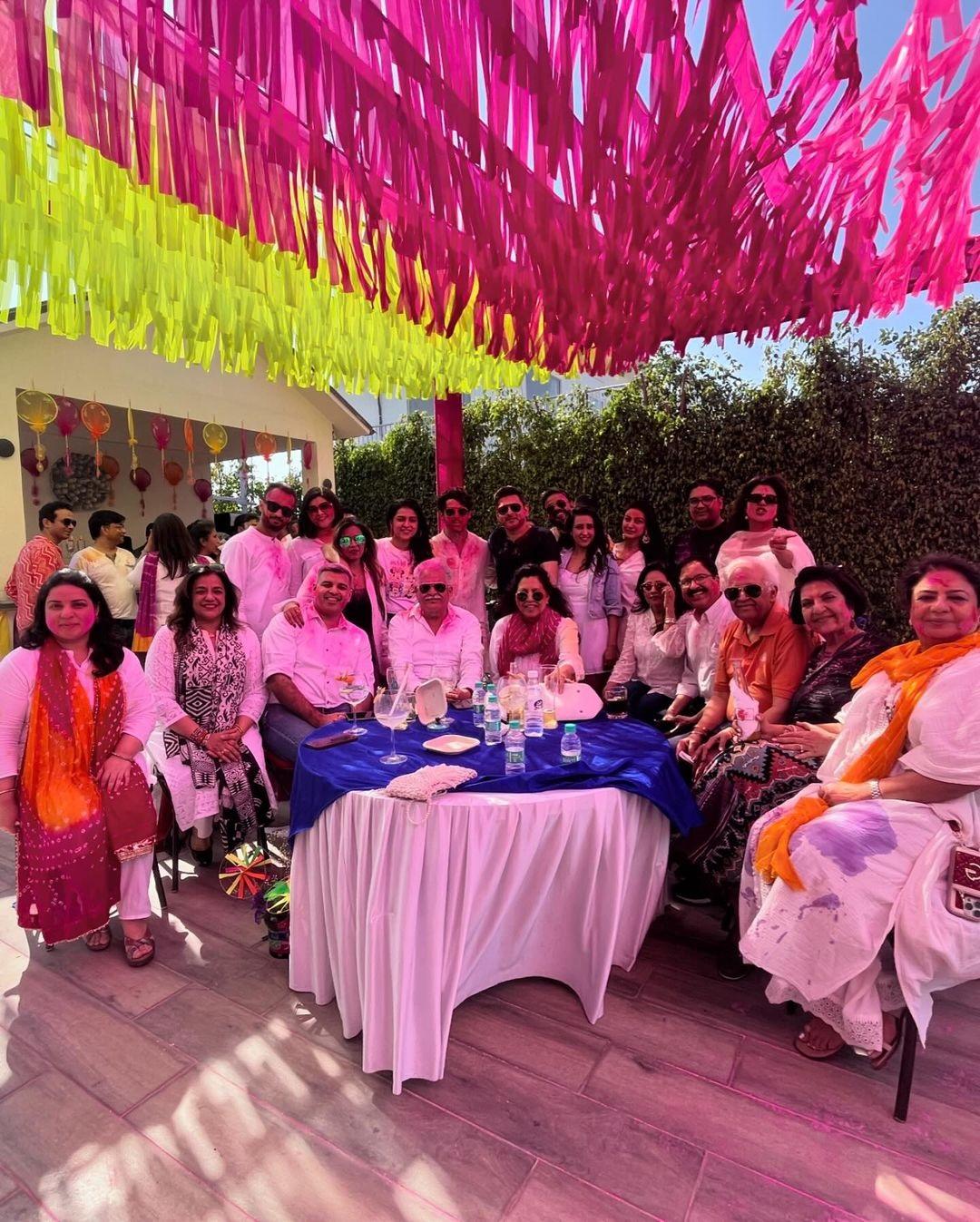 प्रियंका चोपड़ा ने परिवार के साथ फोटो शेयर की है.