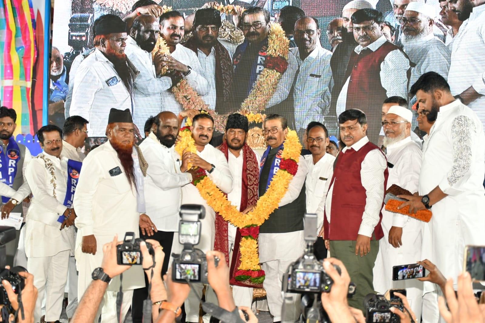 जोगेश्वरी पश्चिम में हुए इस आयोजन में रामदास अठावले मुख्य मार्गदर्शक थे. इस अवसर पर स्थानीय सांसद गजानन कीर्तिकर, रिपाई के राष्ट्रीय महासचिव अविनाश महातेकर, प्रदेश महासचिव गौतम सोनवणे, रिप के मुंबई अध्यक्ष सिद्धार्थ कसारे, भाजपा प्रवक्ता आसिफ भामला, रिपा जिला अध्यक्ष प्रकाश जाधव, कई गणमान्य लोग मौजूद थे.