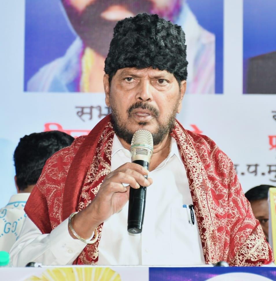 रामदास अठावले ने कहा, रिपब्लिकन पार्टी को एक मान्यता प्राप्त पार्टी बनाने के लिए कार्यकर्ताओं से अपना स्वतंत्र चुनाव चिह्न प्राप्त करने के लिए पार्टी में शामिल होने का आह्वान किया.` 