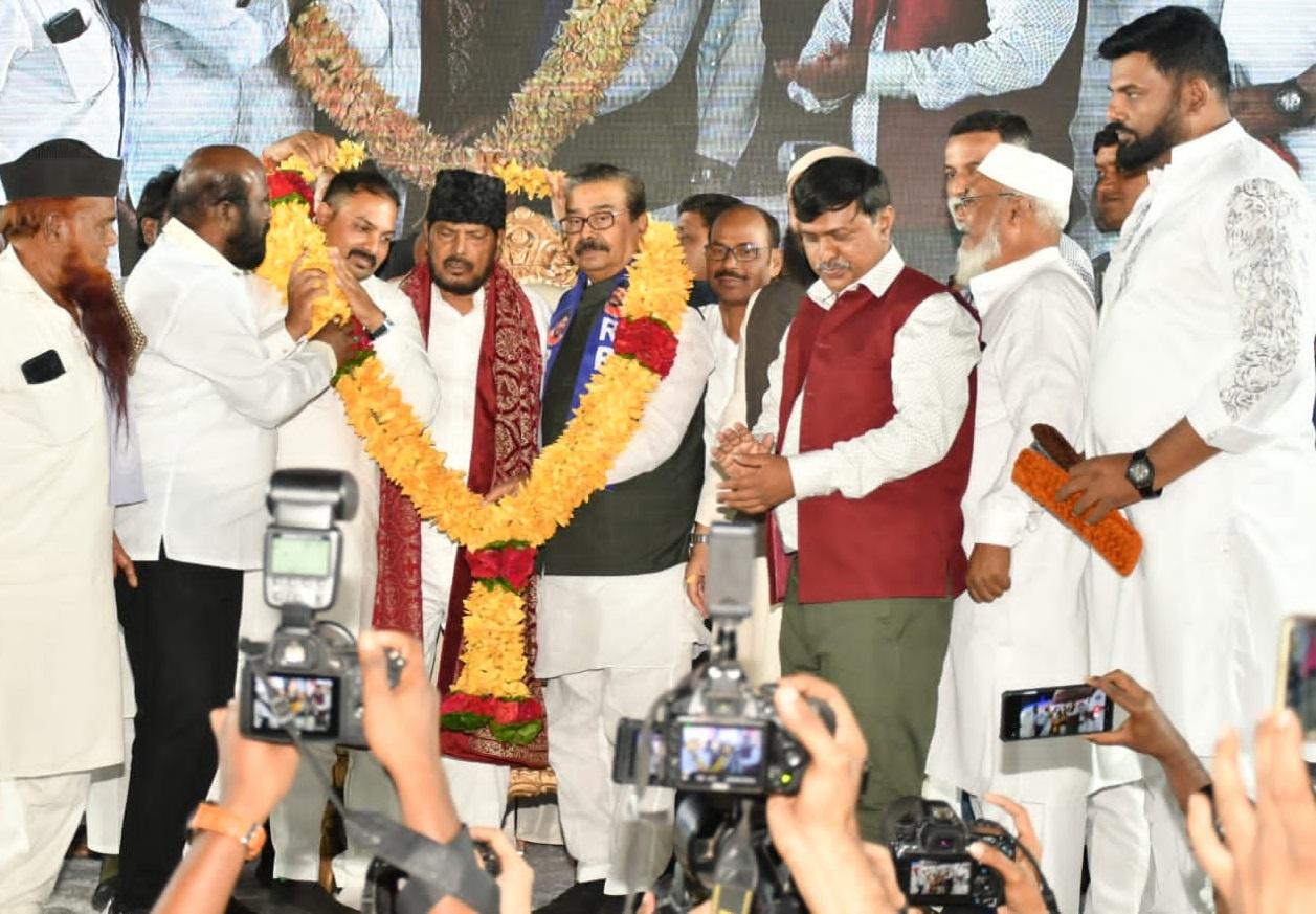 केंद्रीय राज्य मंत्री रामदास अठावले ने कहा, `आगामी लोकसभा चुनाव में रिपब्लिकन पार्टी को महाराष्ट्र में दो सीटें मिलनी चाहिए. मैं खुद शिरडी लोकसभा क्षेत्र से चुनाव लड़ने जा रहा हूं. अगर बीजेपी मुझे लोकसभा सीट देती है तो मैं कमल के निशान पर चुनाव नहीं लड़ूंगा बल्कि अपनी रिपब्लिकन पार्टी के चुनाव चिन्ह पर चुनाव लड़ूंगा. इससे पहले मैं पंढरपुर से खटारा चुनाव चिन्ह पर चुना गया था. उससे पहले मैं चुना गया था.` 