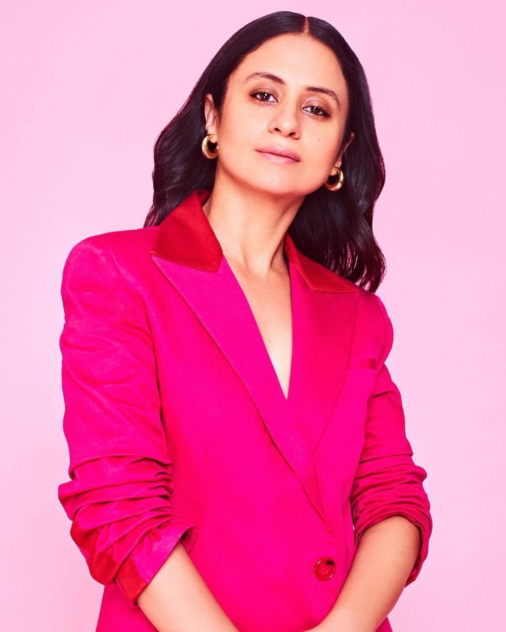 रसिका दुग्गल
“तीसरी घंटी की आवाज़ सुनकर दिल अभी भी धड़क रहा है. मंच पर होने से ज्यादा मुझे मंच के पीछे की याद आती है... जल्दी-जल्दी फुसफुसाहट, फड़फड़ाता उन्माद और तेज़ दिल.`` यह 2022 में विश्व रंगमंच दिवस पर अभिनेता रसिका दुग्गल की सोशल मीडिया पोस्ट थी. कुछ ही शब्दों में, उन्होंने संक्षेप में बताया कि थिएटर उन्हें किसी भी अन्य माध्यम से अधिक क्यों प्रभावित करता है. दिल्ली में लेडी श्री राम कॉलेज में अपने दिनों से, जहां उन्होंने विभिन्न नाटकों में अभिनय किया, दुग्गल ने `द वैजाइना मोनोलॉग्स` और `दास्तानगोई` सहित विभिन्न प्रस्तुतियों में अपनी उपस्थिति दर्ज कराई है. उन्हें `बॉम्बे टॉकीज़` और `हमीदाबाई की कोठी` जैसे प्रशंसित ज़ी थिएटर टेलीप्ले में भी देखा जा सकता है. चाहे वह `ह्यूमरसली योर्स`, `मिर्जापुर`, एमी-विजेता शो `डेल्ही क्राइम` में उनका काम हो, `किस्सा`, `हामिद` जैसी फिल्मों में उनका मार्मिक अभिनय हो या फिल्म `फेयरी फोक` में उनका हालिया काम हो. , डुगल प्रत्येक भूमिका को एक थिएटर व्यवसायी के अनुशासन और जुनून के साथ निभाते हैं.