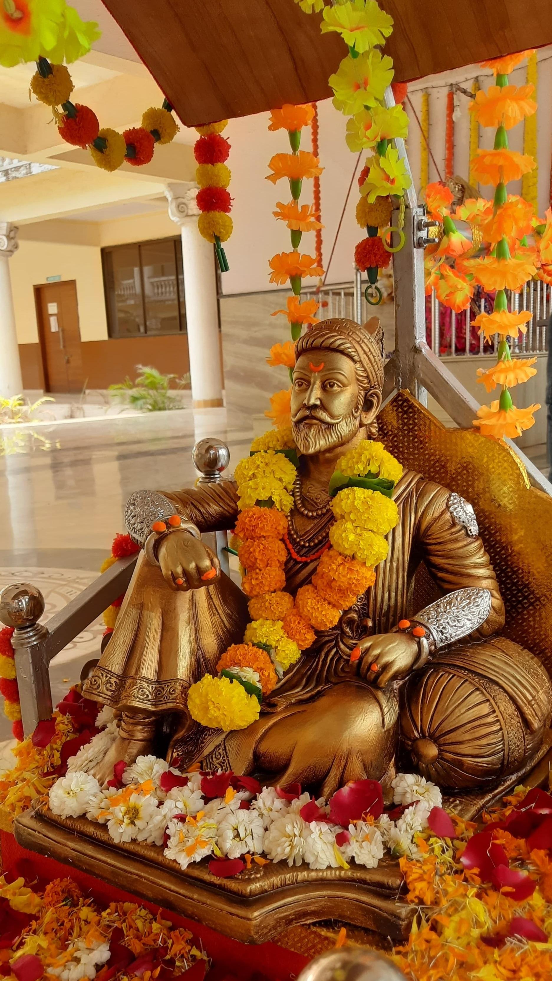 मराठा साम्राज्य के संस्थापक शिवाजी महाराज का जन्म 1630 में महाराष्ट्र के पुणे जिले के जुन्नार शहर के पास शाहजी भोसले और जीजाबाई के यहां हुआ था.
