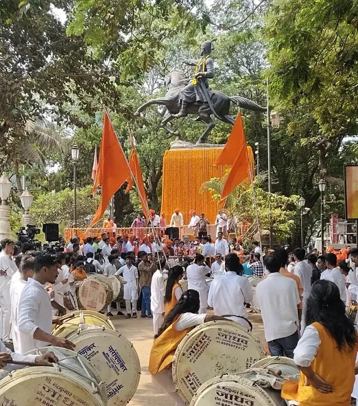 जैसा कि ऐतिहासिक अभिलेखों में दर्ज है, शिवाजी महाराज ने 16 साल की उम्र में तोरणा किले पर कब्ज़ा कर लिया, इसके एक साल बाद रायगढ़ और कोंडाना किलों पर कब्ज़ा कर लिया गया.