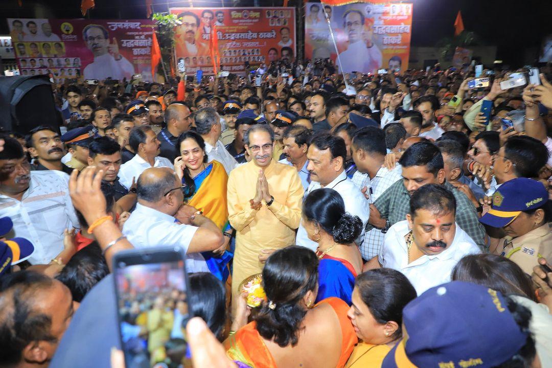 शनिवार को उद्धव ठाकरे ने अंधेरी पूर्व विधान सभा, ओल्ड नागरदास रोड, शिवसेना शाखा नं. 80 का दौरा किया. इस दौरान उन्होंने उपस्थित शिवसैनिकों से बातचीत की. 