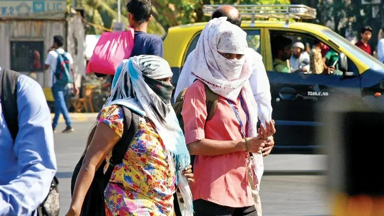 गर्मी और धूप से बचने के लिए मुंह को ढककर जाती हुई युवतियां. (फाइल फोटो)