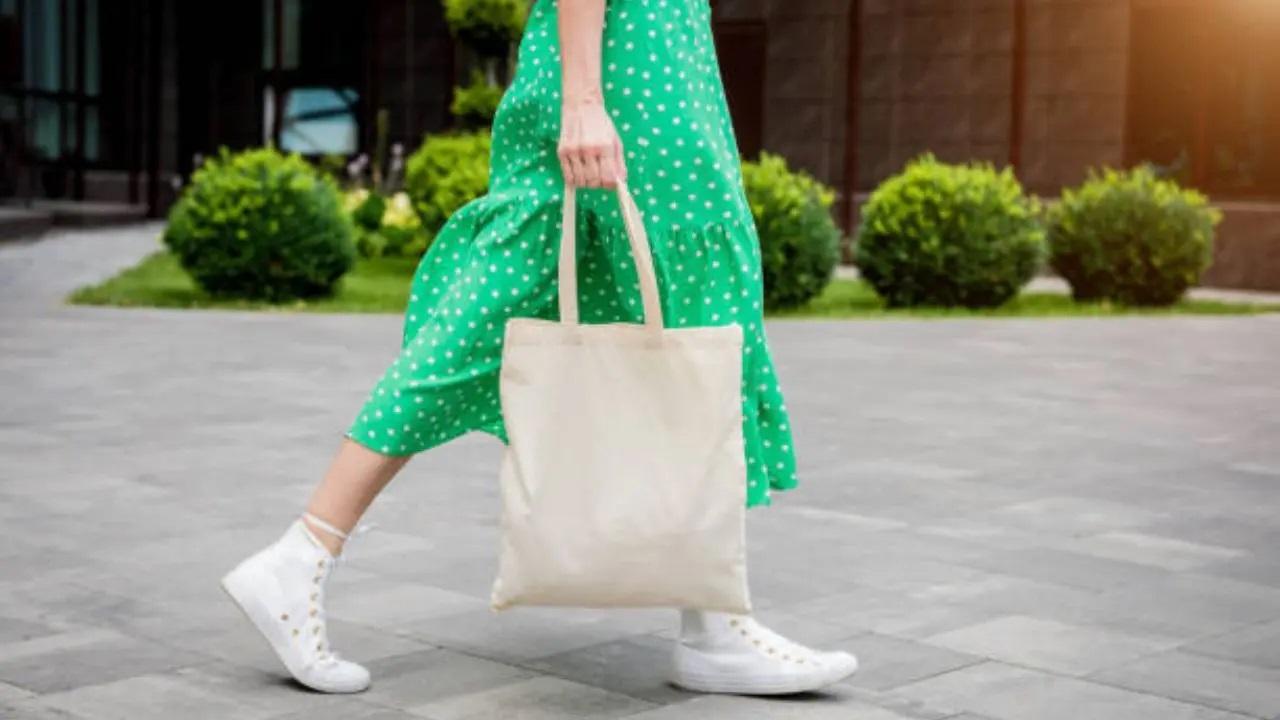 सही कपड़े पहनें
भारत में गर्मी अपने उच्च तापमान और आर्द्रता के लिए जानी जाती है, जो आपको असहज और घुटन महसूस करा सकती है. हल्के और सांस लेने योग्य कपड़े पहनना गर्मी से बचने का एक प्रभावी तरीका है. सूती, रेशम और लिनन जैसे कपड़े सिंथेटिक कपड़ों की तुलना में बहुत बेहतर होते हैं. फोटो सौजन्य: आईस्टॉक