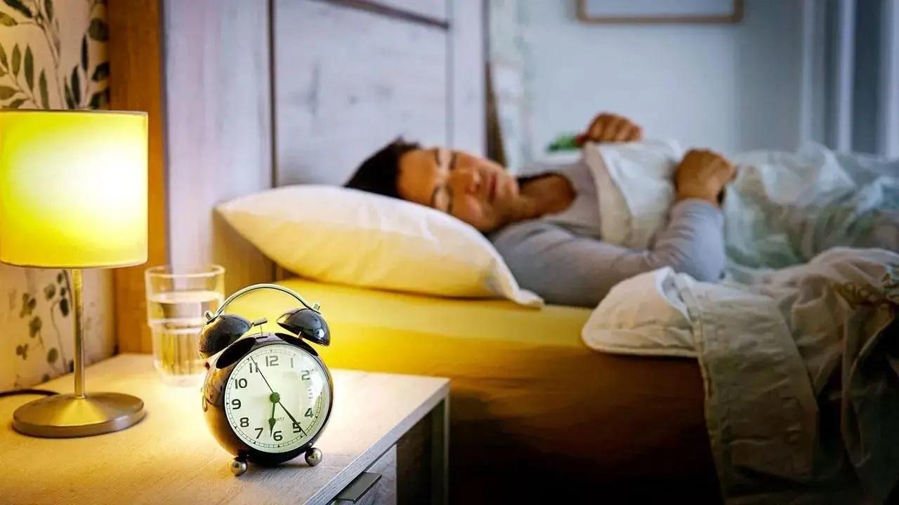 प्रॉपर लें नींद
जबकि एयर कंडीशनर ने असुविधा को काफी कम कर दिया है, फिर भी गर्म, आर्द्र मौसम में नींद के पैटर्न पर असर पड़ सकता है. तगारा जैसी प्राकृतिक जड़ी-बूटियों का सेवन आरामदायक नींद को बढ़ावा दे सकता है. आयुर्वेद ग्रंथों और आधुनिक शोध के अनुसार, तगार अपने शामक और नींद बढ़ाने वाले गुणों के कारण मन को शांत कर सकता है. फोटो सौजन्य: आईस्टॉक