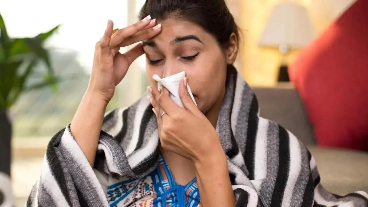 गर्मी से हो सकता है इन्फेक्शन
गर्मी और धूल के कारण अधिकांश लोग गर्मियों में सामान्य सर्दी, गले में खराश और वायरल संक्रमण जैसी बीमारियों से पीड़ित होते हैं. जहां एक निवारक देखभाल दृष्टिकोण अनिवार्य है, वहीं एक अप्रत्याशित बीमारी का सामना करने के लिए तैयार रहना भी उतना ही महत्वपूर्ण है. फोटो सौजन्य: आईस्टॉक