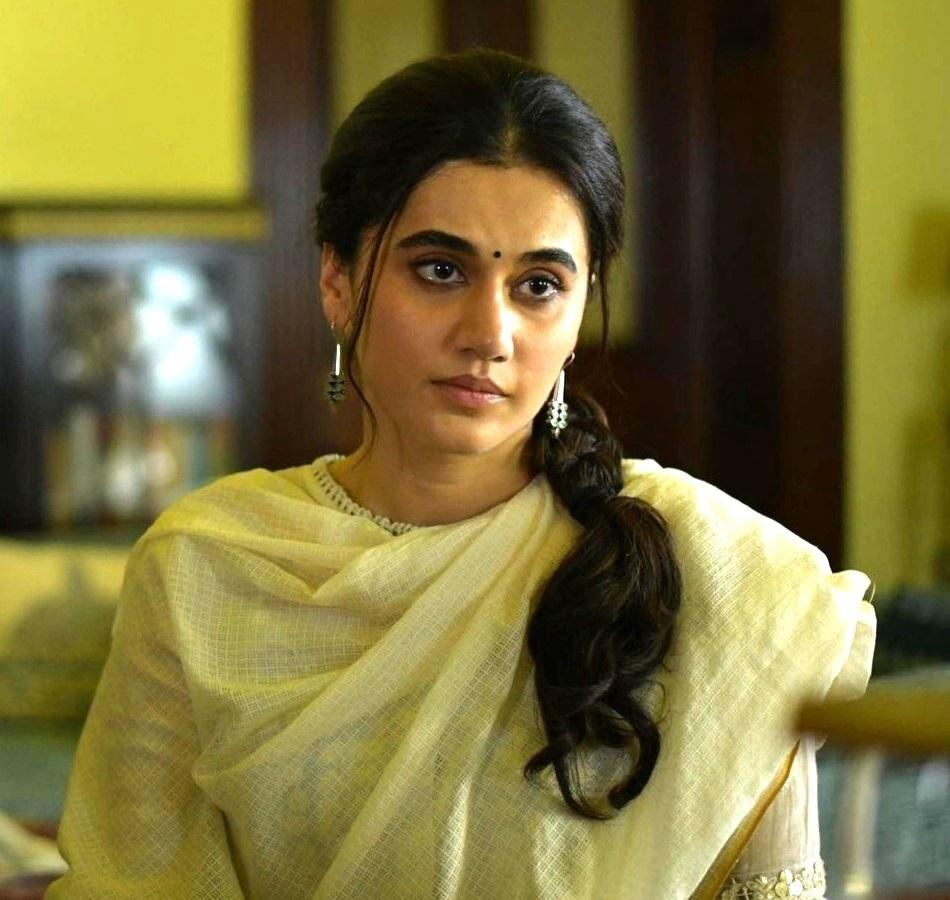 तापसी पन्नू - थप्पड़
सामाजिक दबाव के सामने अपने आत्मसम्मान के लिए लड़ने वाली महिला अमृता सबरवाल का तापसी पन्नू का चित्रण प्रभावशाली है. यह फिल्म रिश्तों और सामाजिक अपेक्षाओं की जटिलताओं को उजागर करती है, जिसमें उनके प्रदर्शन को इसकी प्रामाणिकता और गहराई के लिए प्रशंसा मिली है. घरेलू हिंसा का अनुभव करने के बाद अपने आत्म-सम्मान को पुनः प्राप्त करने के लिए उनके चरित्र की यात्रा किसी की गरिमा के लिए खड़े होने, मानदंडों को चुनौती देने और बदलाव की वकालत करने के महत्व पर एक शक्तिशाली टिप्पणी के रूप में कार्य करती है.