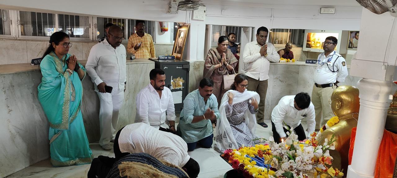 वर्षा गायकवाड ने एक्स पर लिखा, `न्याय की यात्रा लंबी और कठिन है लेकिन फलदायी है, ऐसा सिखाया विश्वरत्न, महानवा, परमपूज्य डॉ. बाबासाहेब आंबेडकर ने हमें दिया है. इसलिए, भारत जोड़ो न्याय यात्रा लोकतंत्र के तीर्थ यानी चैत्यभूमि पर समाप्त हो रही है, यह हमारे लिए बहुत भावनात्मक क्षण है.`