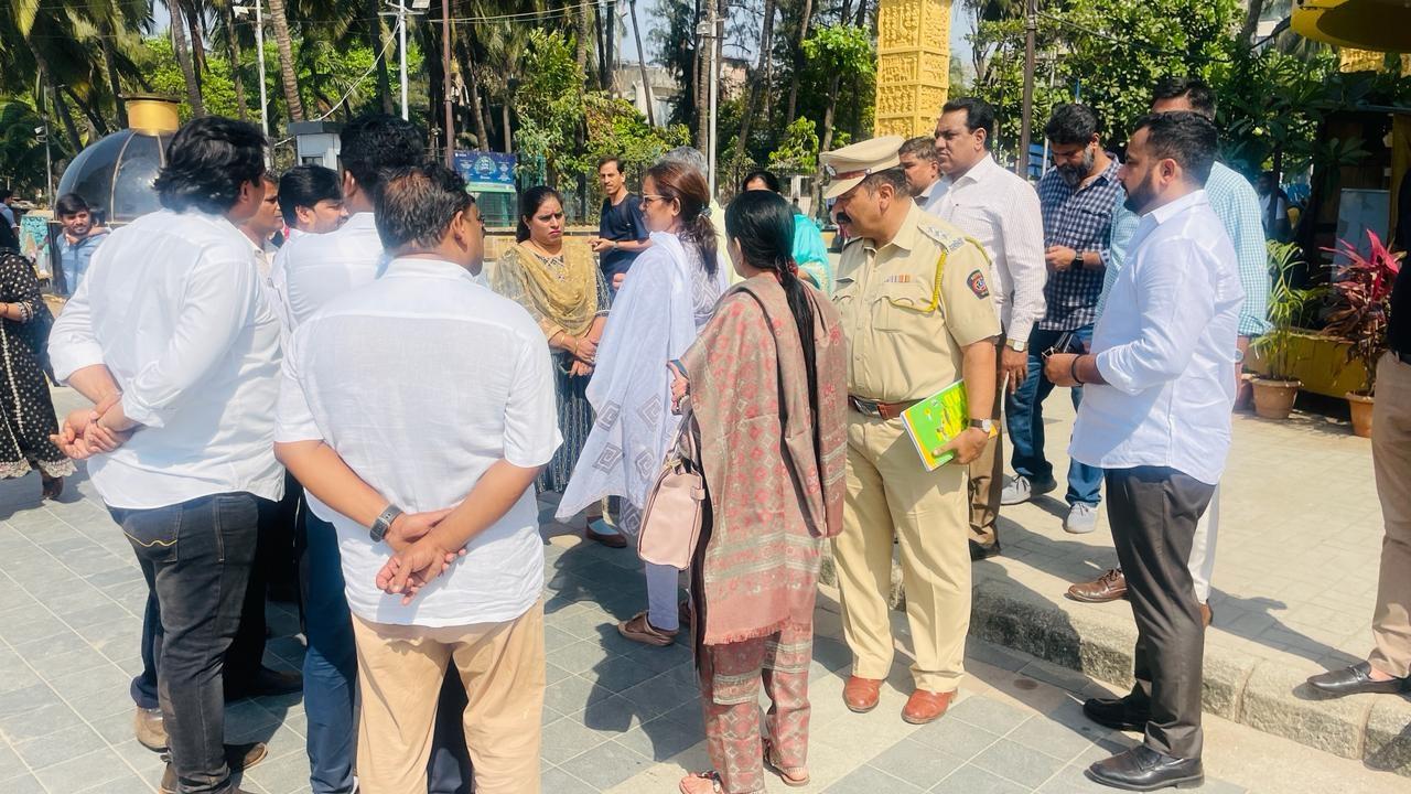 इस यात्रा की सुरक्षा और आज शिवाजी पार्क में होने वाली बैठक को लेकर कांग्रेस विधायक दल के महाराष्ट्र के पुलिस महानिदेशक रश्मी शुक्ला से उनके कार्यालय में मुलाकात कर चर्चा की है. 