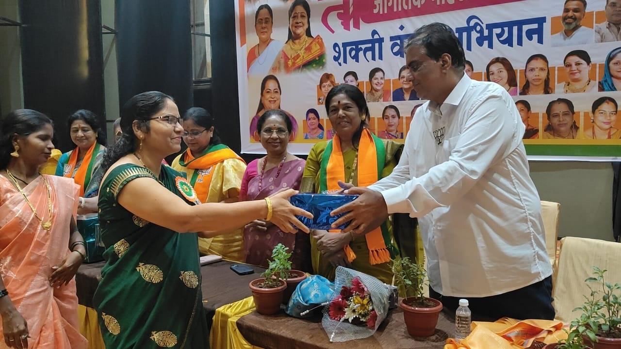 शक्ति वंदन अभियान कार्यक्रम के दौरान कई महिलाओं को सम्मानित भी किया गया.