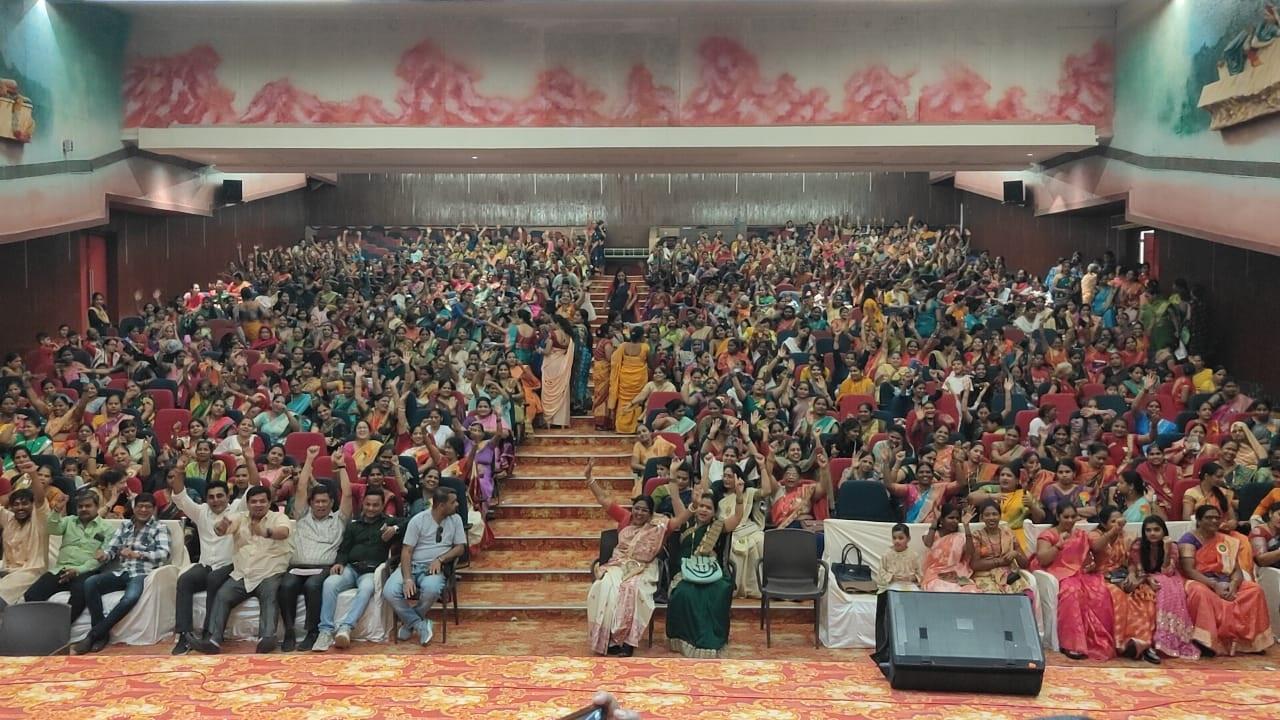 उल्हासनगर में जागतिक महिला दिवस के उपलक्ष में `शक्ती वंदन अभियान` कार्यक्रम में बढ़ी संख्या में महिला शांमिल होती नजर आई.