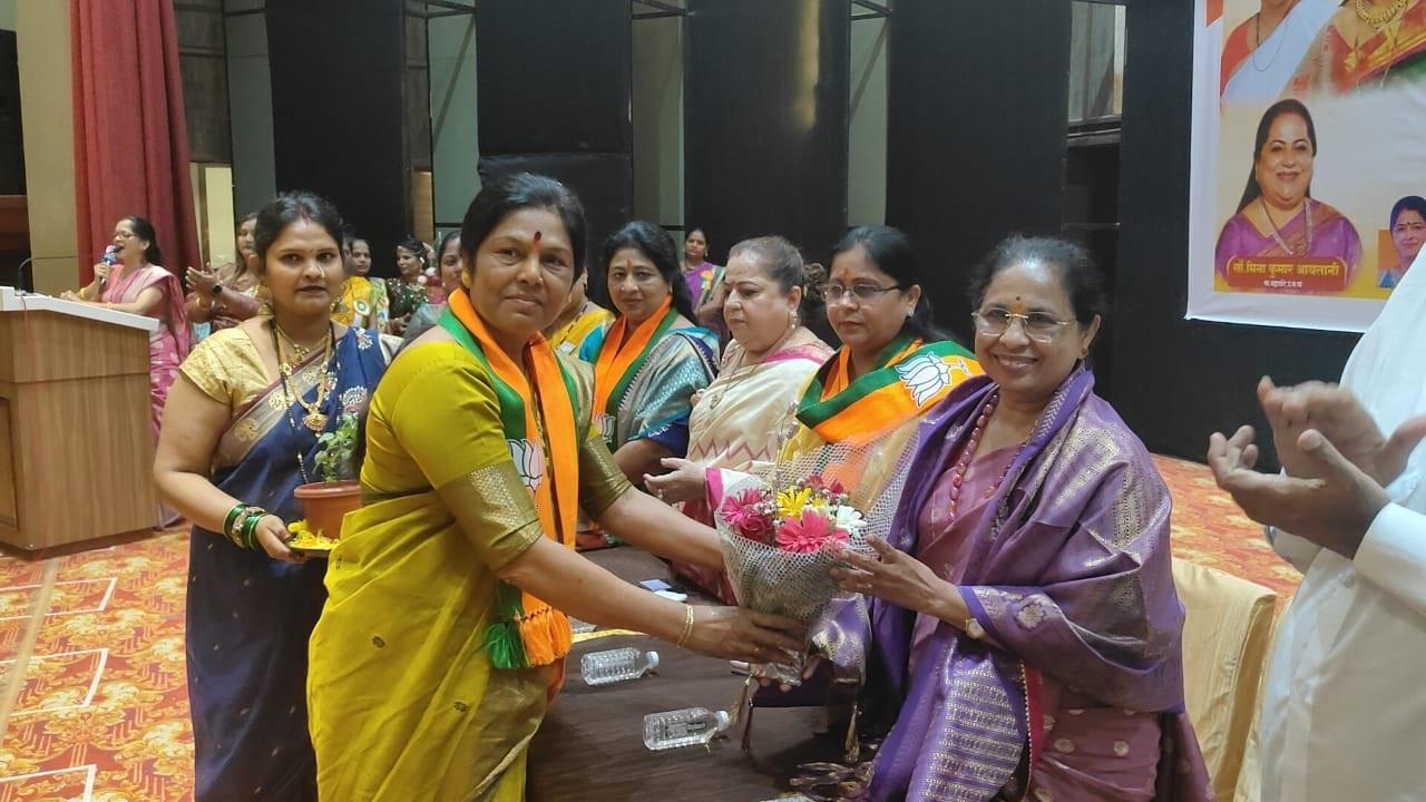 `शक्ती वंदन अभियान` कार्यक्रम की शोभा बढ़ाने के लिए महिला बचत गट की महिलाएं भी शामिल होती दिखाई दी. 