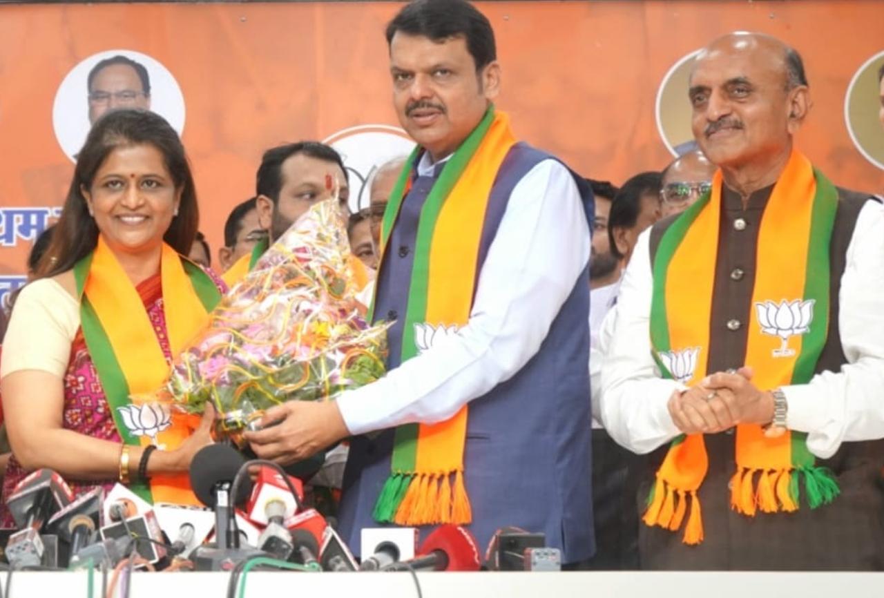 महाराष्ट्र में लोकसभा चुनाव 2024 पांच चरणों में आयोजित किए जाएंगे और 19 अप्रैल से शुरू होंगे. दो गठबंधन - महायुति और महा विकास अघाड़ी - राज्य की 48 सीटों के लिए मैदान में हैं.