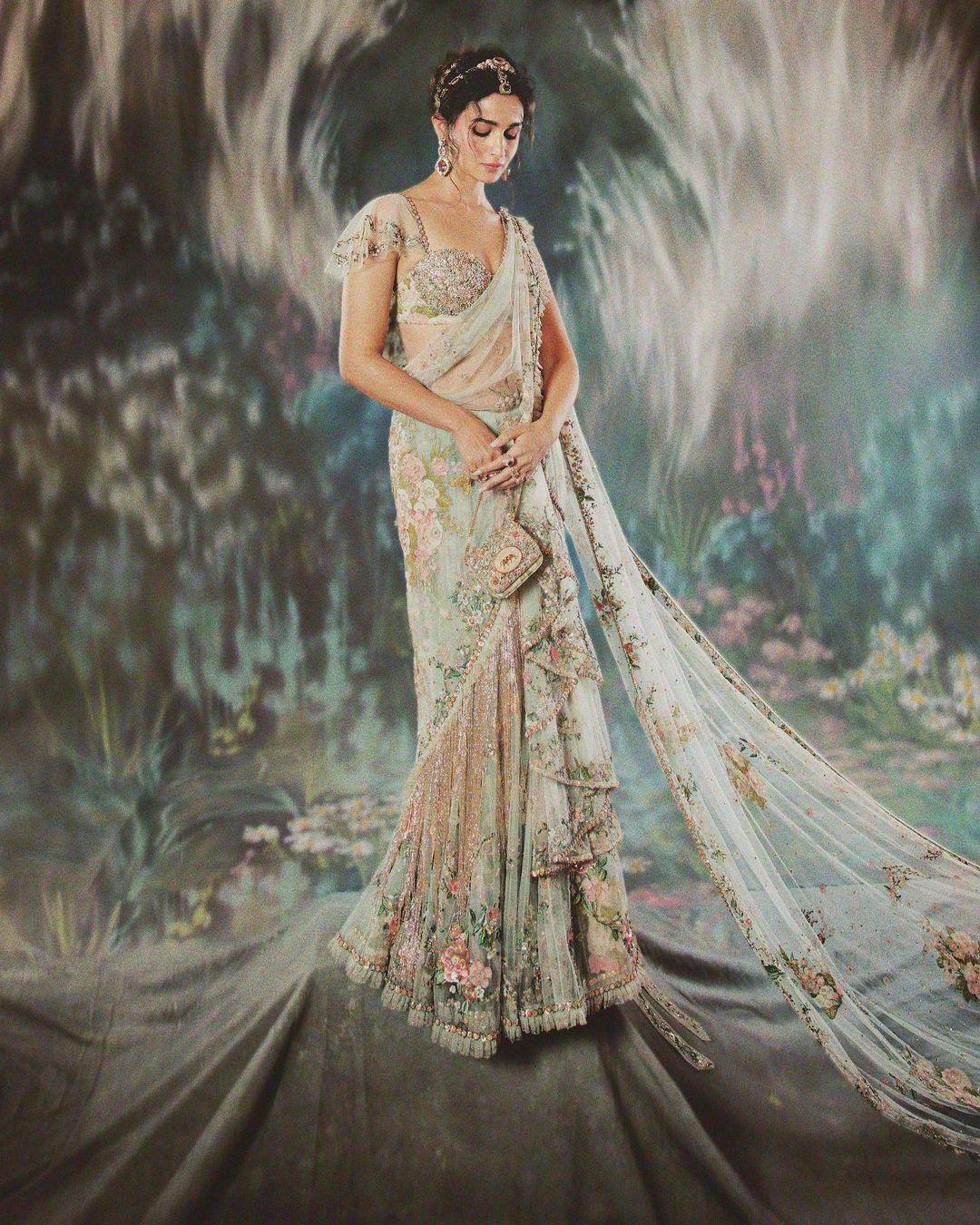 इंस्टाग्राम पर शेयर की गई इस फोटो में आलिया ने सब्यसांची डिजाइनर साड़ी पहनी है. खास बात यह है कि साड़ी को बनाने में 1965 घंटे यानि लगभग 2 महीने का समय लगा है. इस साड़ी को 163 कारीगरों ने हाथों से बनाया है.